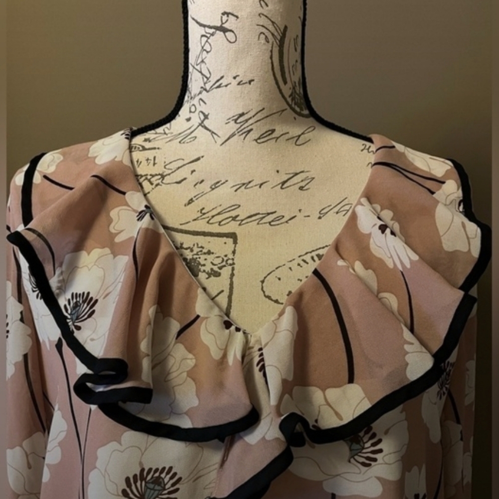 ❗️Lucca Couture❗️EUC Pink Floral🌸 Blouse Sz M🌸🌼 - Picture 2 of 4